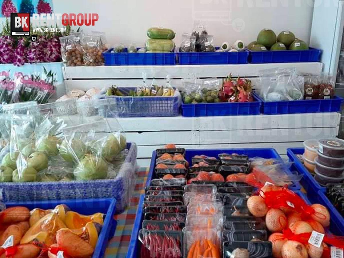 ผลไม้และผักสดในถาดและลังภายในร้าน
