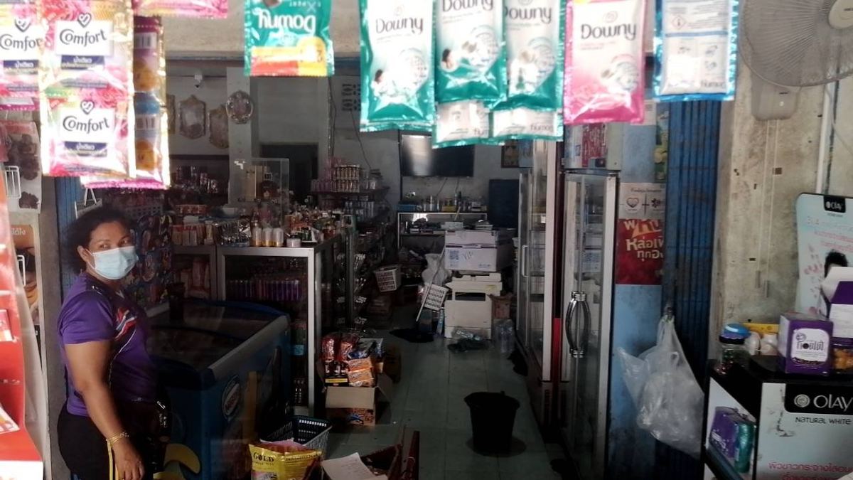 ภายในร้านคุณครูเอก มีสินค้าแขวนเต็มเพดานและชั้นวาง