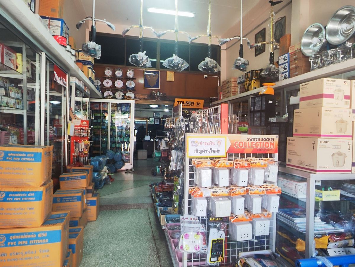 ภายในร้าน ตู้และชั้นสินค้า