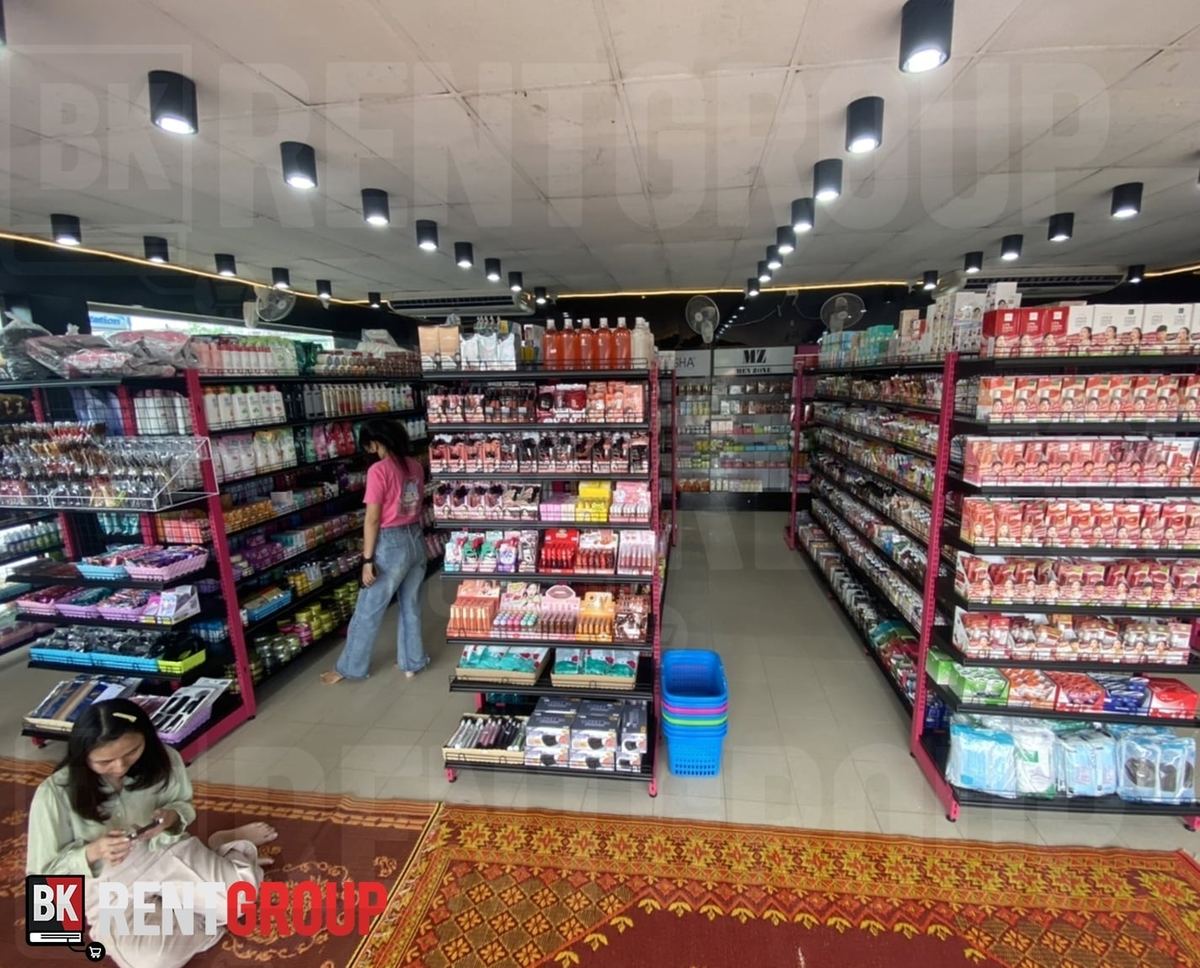 ชั้นเครื่องสำอางและของใช้ความงามภายในร้าน